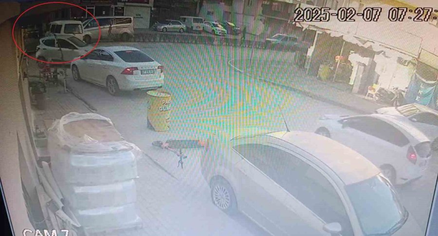 Hafif Ticari Aracın Çarptığı Kamyonet Kuaförün Duvarına Çarparak Durabildi