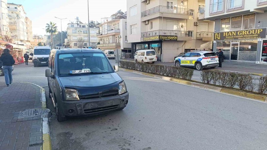 Hafif Ticari Aracın Çarptığı Kamyonet Kuaförün Duvarına Çarparak Durabildi