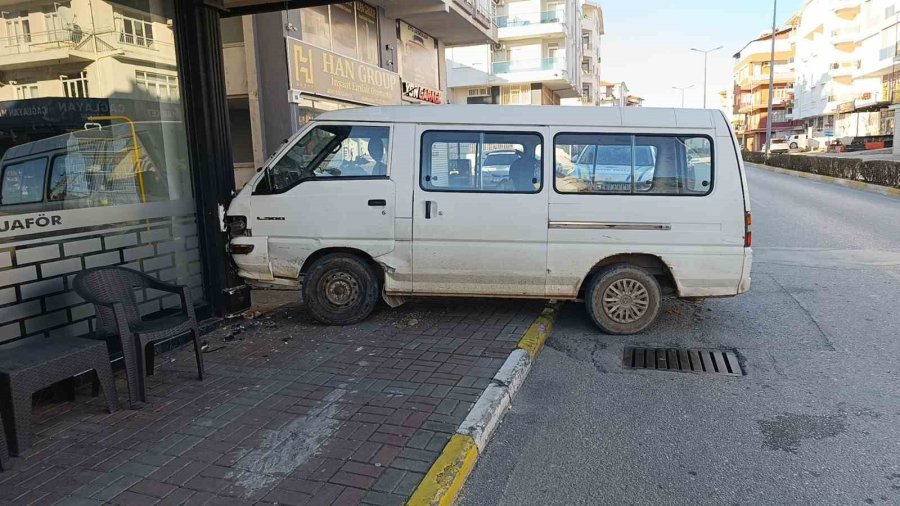 Hafif Ticari Aracın Çarptığı Kamyonet Kuaförün Duvarına Çarparak Durabildi