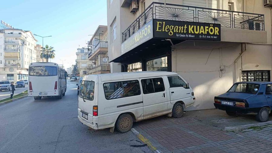 Hafif Ticari Aracın Çarptığı Kamyonet Kuaförün Duvarına Çarparak Durabildi