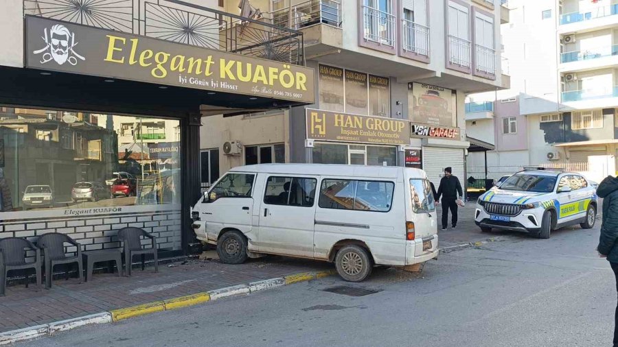 Hafif Ticari Aracın Çarptığı Kamyonet Kuaförün Duvarına Çarparak Durabildi