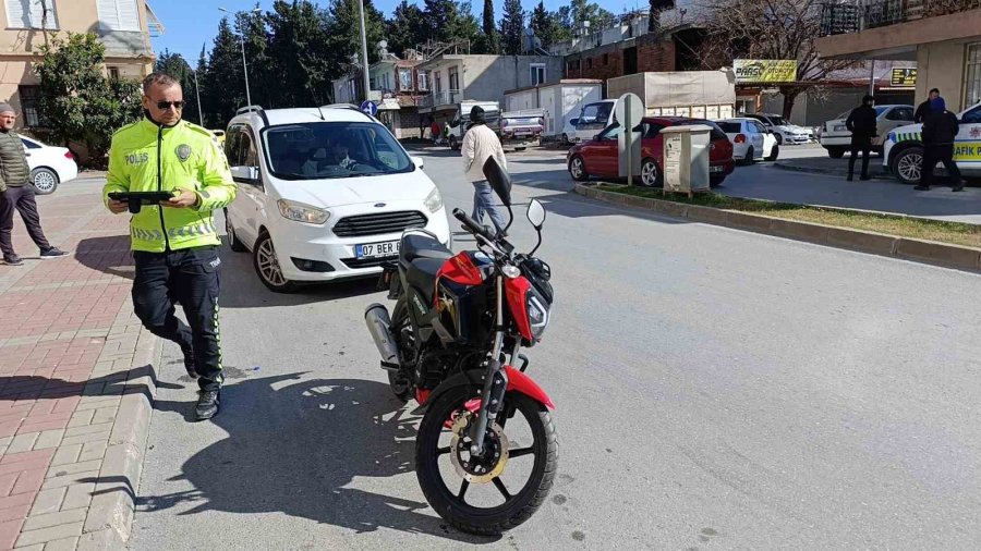 Antalya’da Motosiklet İle Otomobil Çarpıştı: 1 Ağır Yaralı