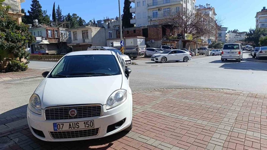 Antalya’da Motosiklet İle Otomobil Çarpıştı: 1 Ağır Yaralı