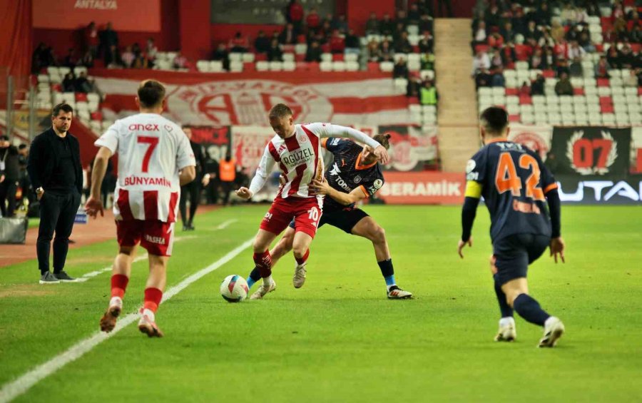 Trendyol Süper Lig: Antalyaspor: 0 - Başakşehir: 0 (ilk Yarı)