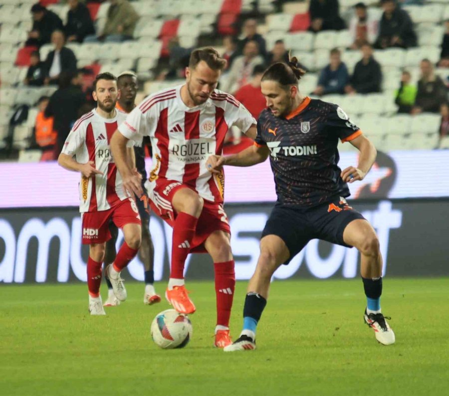 Trendyol Süper Lig: Antalyaspor: 0 - Başakşehir: 0 (ilk Yarı)