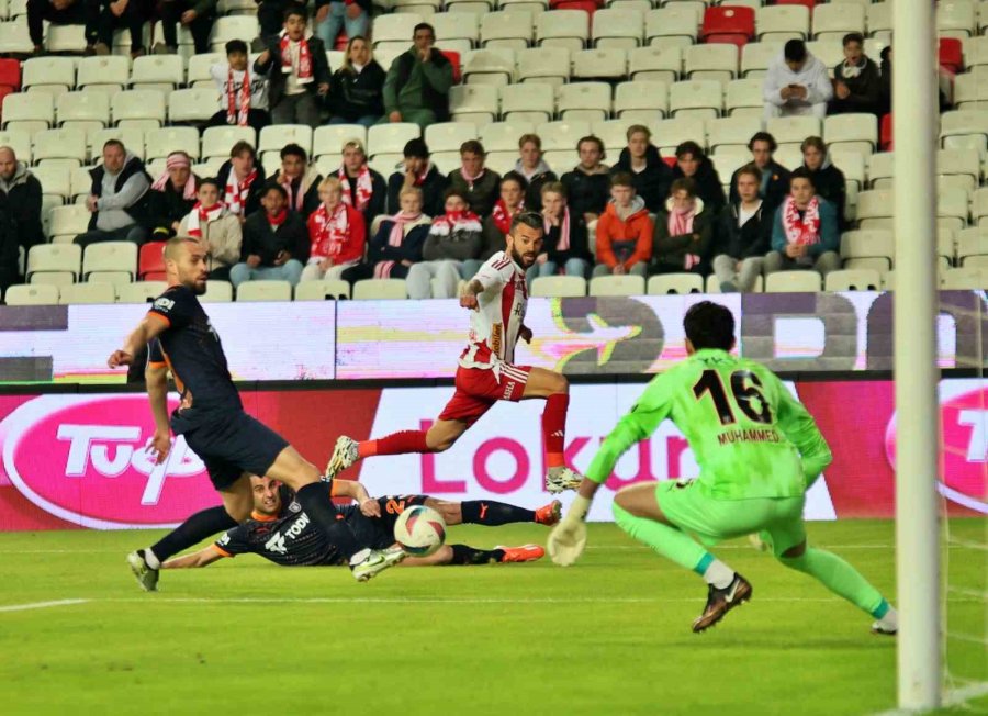 Trendyol Süper Lig: Antalyaspor: 0 - Başakşehir: 0 (ilk Yarı)