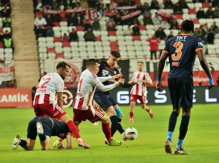 Trendyol Süper Lig: Antalyaspor: 0 - Başakşehir: 0 (ilk Yarı)