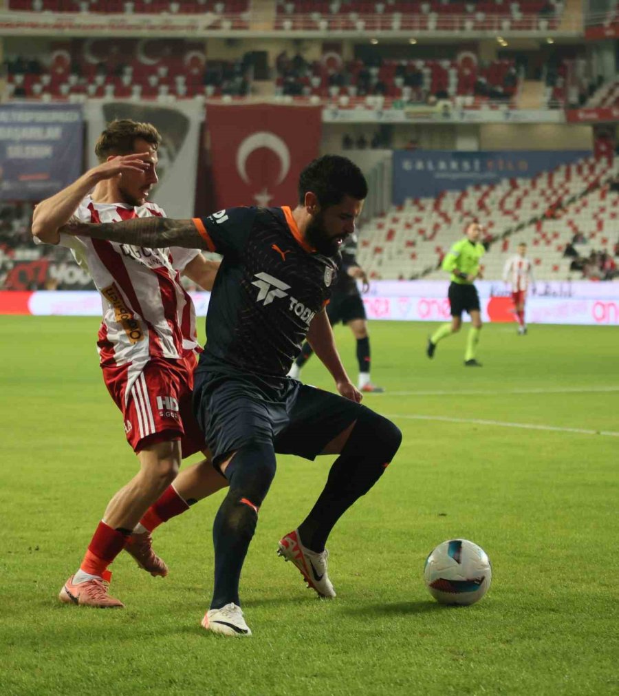 Trendyol Süper Lig: Antalyaspor: 0 - Başakşehir: 0 (ilk Yarı)