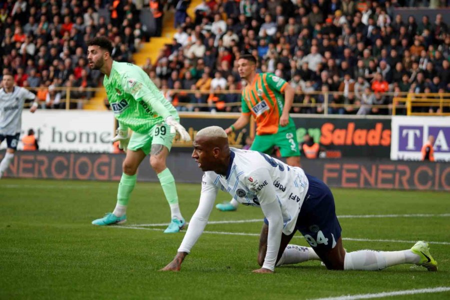 Trendyol Süper Lig: Alanyaspor: 0 - Fenerbahçe: 2 (ilk Yarı)