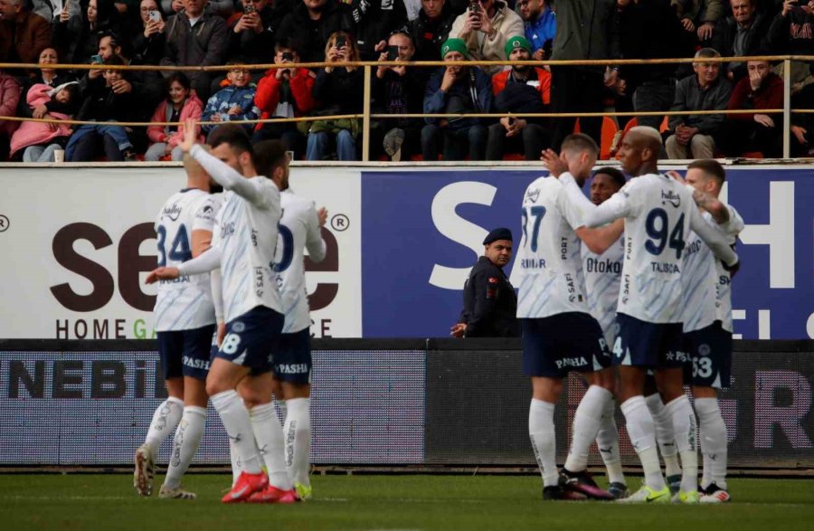 Trendyol Süper Lig: Alanyaspor: 0 - Fenerbahçe: 2 (ilk Yarı)