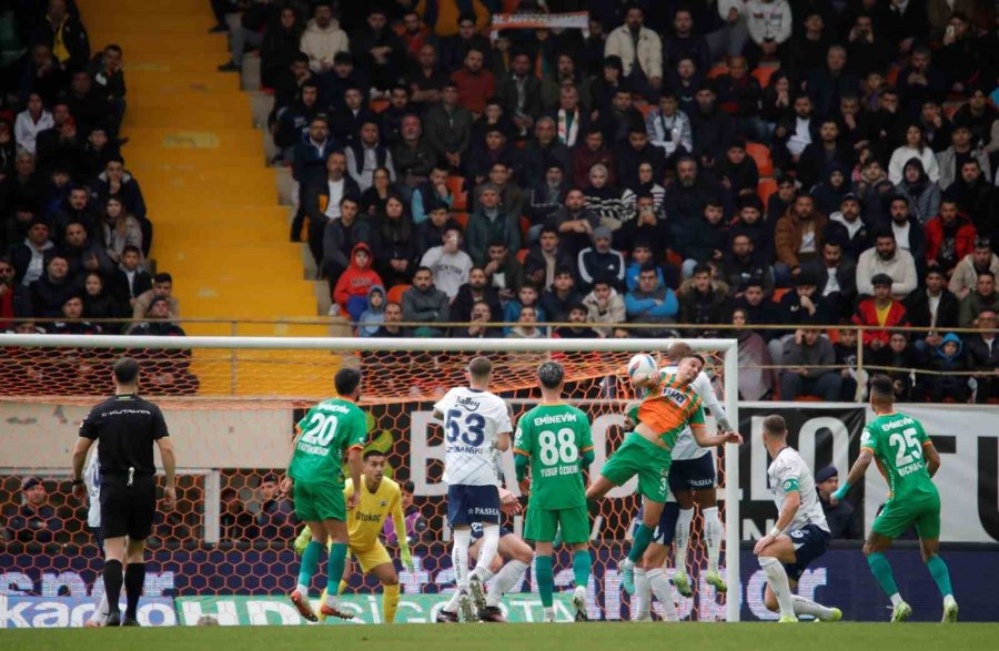 Trendyol Süper Lig: Alanyaspor: 0 - Fenerbahçe: 2 (ilk Yarı)