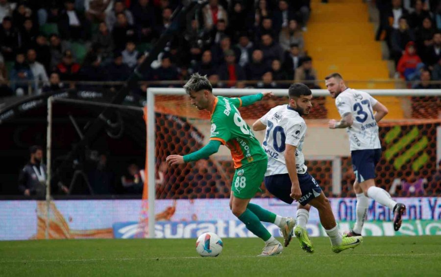 Trendyol Süper Lig: Alanyaspor: 0 - Fenerbahçe: 2 (ilk Yarı)
