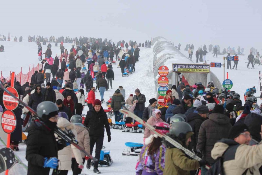 Binlerce Kişi Soluğu Erciyes’te Aldı