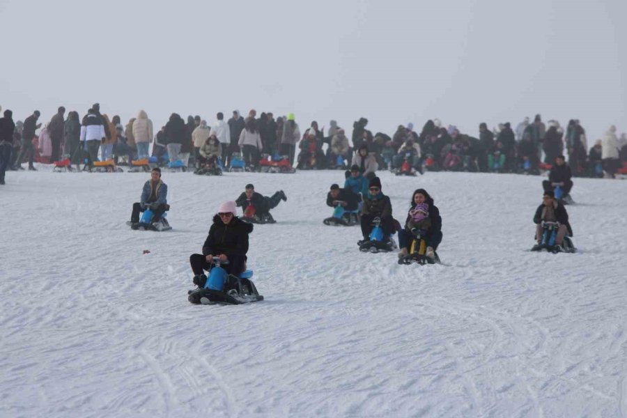 Binlerce Kişi Soluğu Erciyes’te Aldı