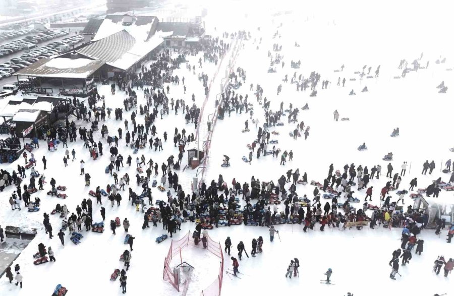 Binlerce Kişi Soluğu Erciyes’te Aldı