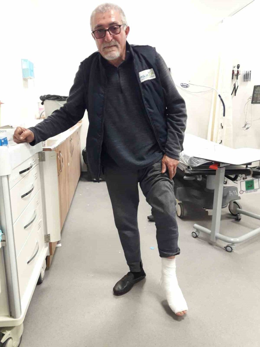 Sosyal Medyadan Tanışıp Evlenen 62 Yaşındaki Adam, 4 Aydır Hayatını Arabasının İçinde Geçiriyor