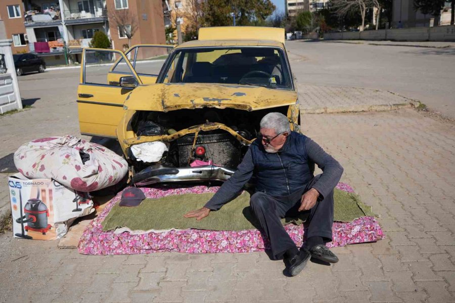 Sosyal Medyadan Tanışıp Evlenen 62 Yaşındaki Adam, 4 Aydır Hayatını Arabasının İçinde Geçiriyor