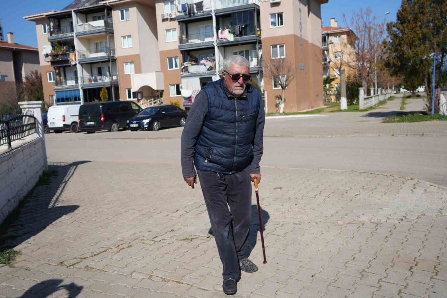 Sosyal Medyadan Tanışıp Evlenen 62 Yaşındaki Adam, 4 Aydır Hayatını Arabasının İçinde Geçiriyor