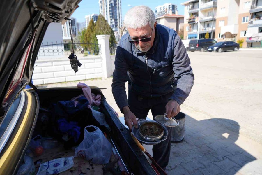 Sosyal Medyadan Tanışıp Evlenen 62 Yaşındaki Adam, 4 Aydır Hayatını Arabasının İçinde Geçiriyor