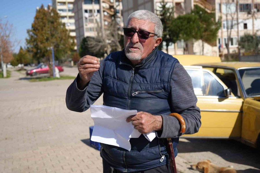 Sosyal Medyadan Tanışıp Evlenen 62 Yaşındaki Adam, 4 Aydır Hayatını Arabasının İçinde Geçiriyor