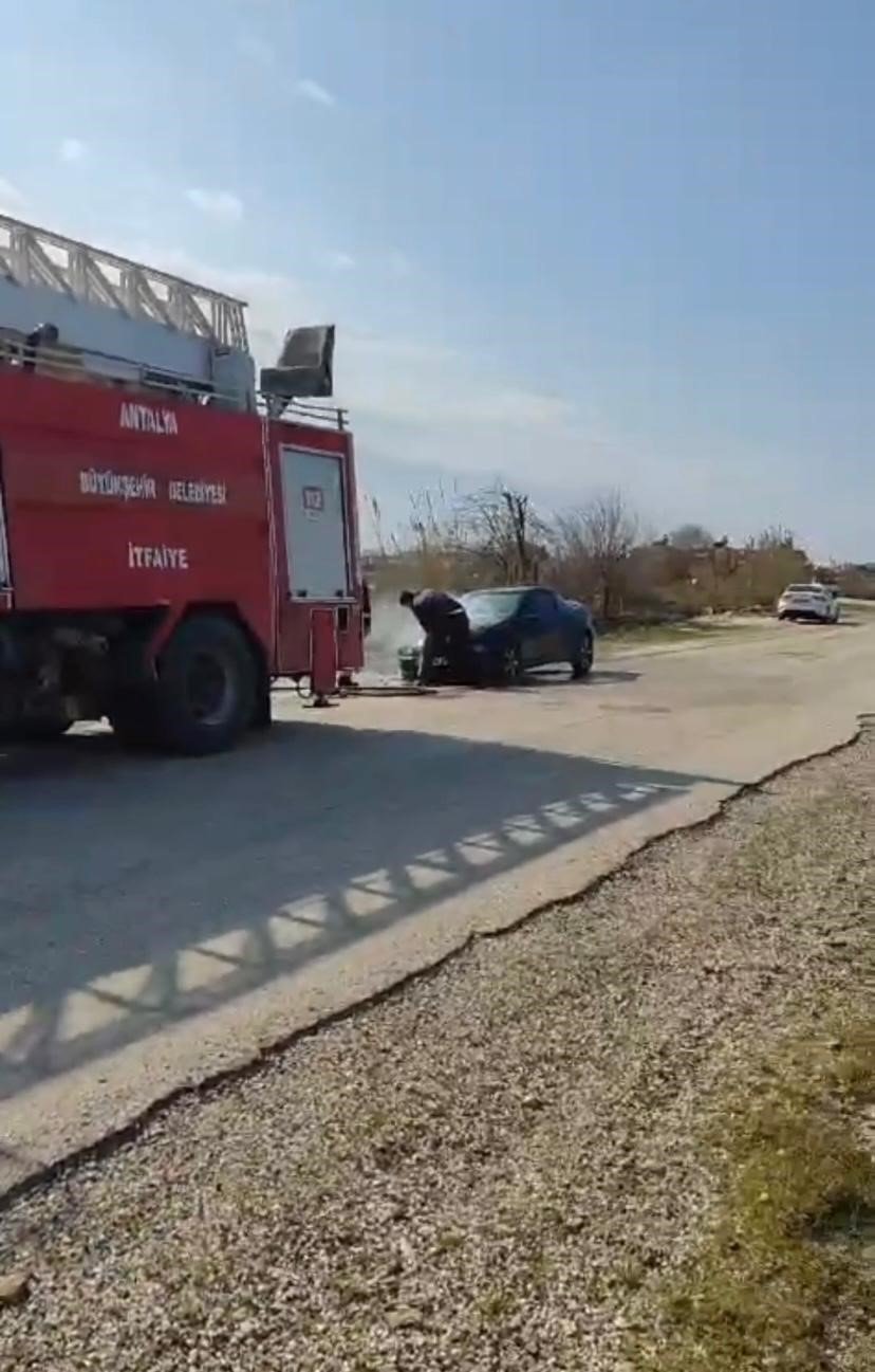 Antalya’da Seyir Halindeki Otomobil Alev Aldı