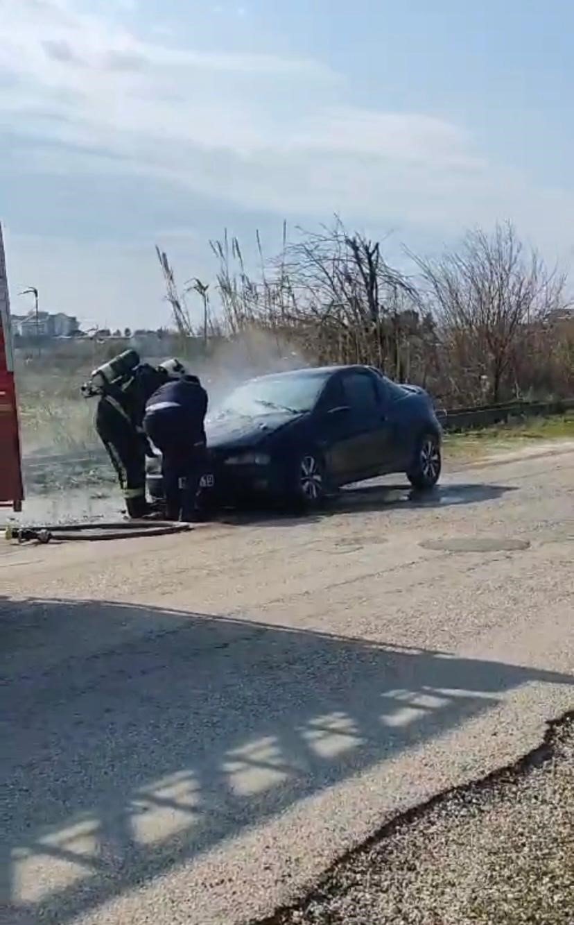 Antalya’da Seyir Halindeki Otomobil Alev Aldı