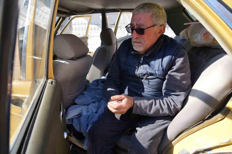 Sosyal Medyadan Tanışıp Evlenen 62 Yaşındaki Adam, 4 Aydır Hayatını Arabasının İçinde Geçiriyor