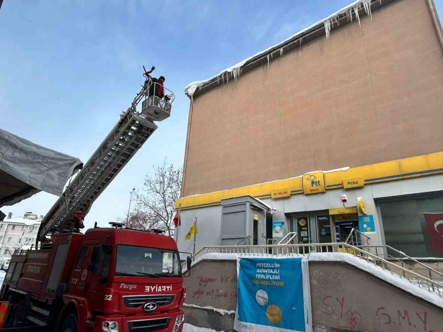 Tomarza’da Tehlike Saçan Buz Sarkıtları Temizlendi
