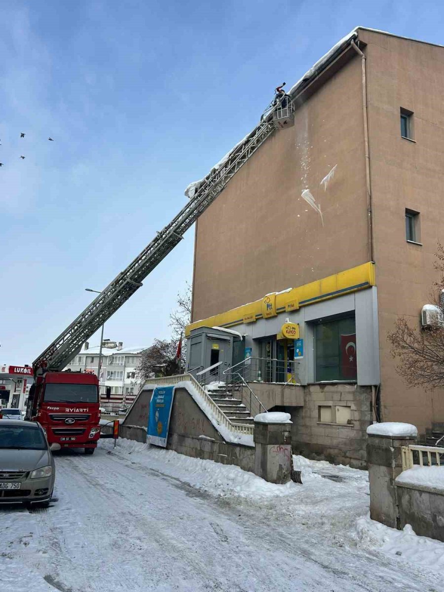 Tomarza’da Tehlike Saçan Buz Sarkıtları Temizlendi