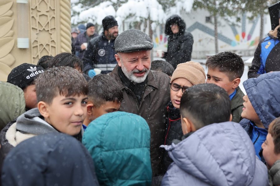 Kocasinan Belediyesi’nden Soğuk Havada Salep İkramı