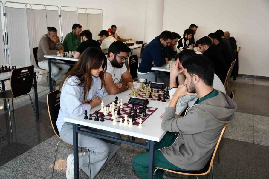 Alanya’da Sağlıkçılar Satranç Turnuvasında Bir Araya Geldi