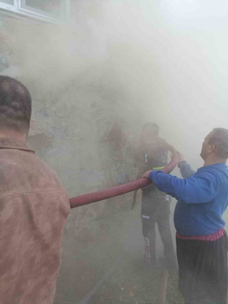 Gazipaşa’da İki Katlı Müstakil Evde Çıkan Yangında Ahırda Bulunan İnek Ve Buzağı Telef Oldu