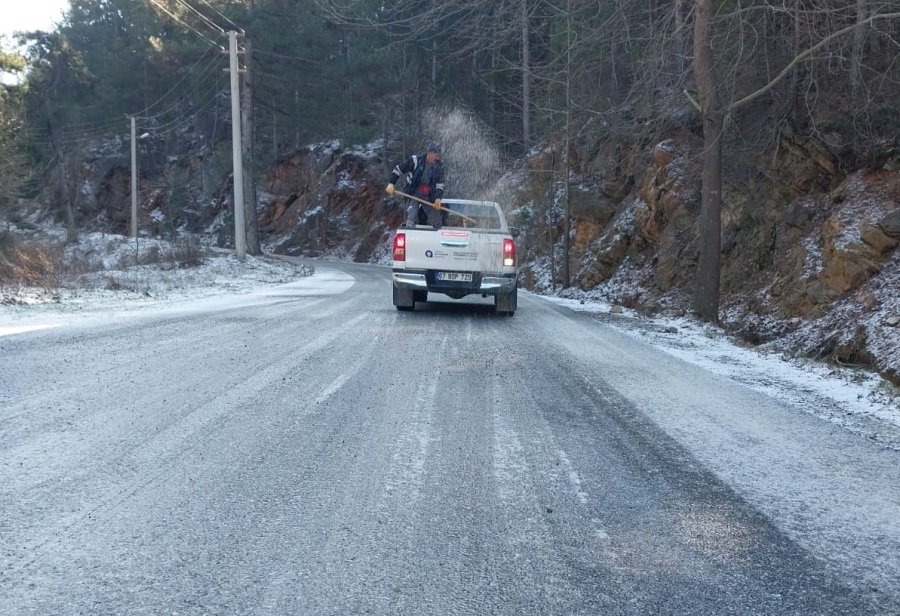 Antalya’da Yayla Yollarında Tuzlama Çalışması
