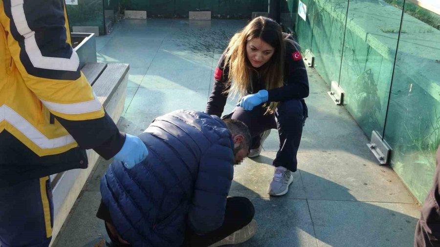 Alkol Alıp Betonda Sızan Adamı Uyandırmak Kolay Olmadı