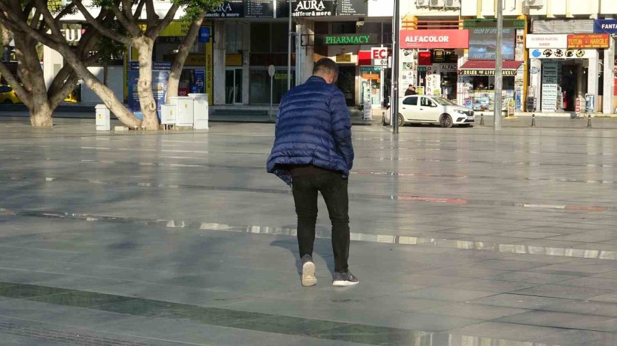 Alkol Alıp Betonda Sızan Adamı Uyandırmak Kolay Olmadı