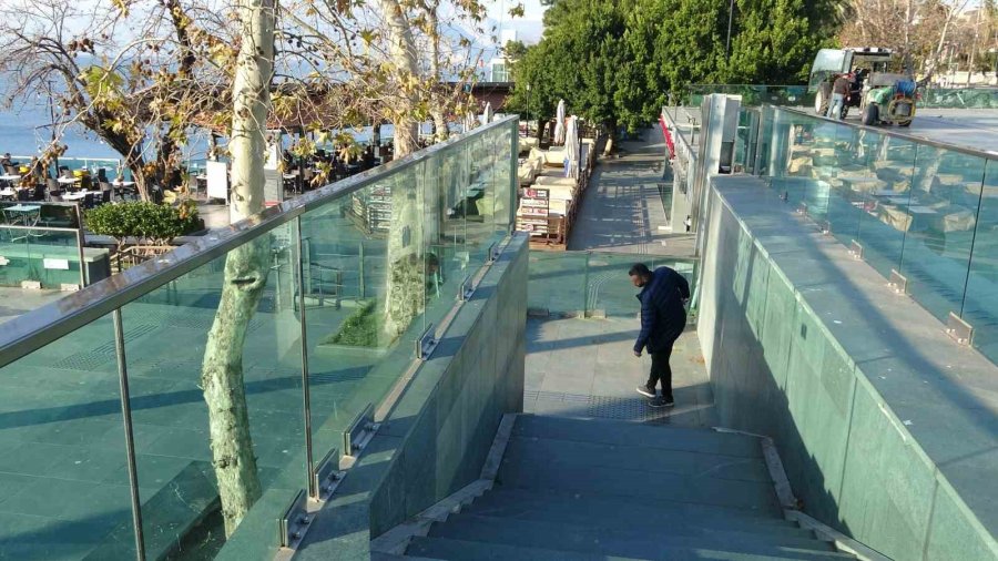 Alkol Alıp Betonda Sızan Adamı Uyandırmak Kolay Olmadı