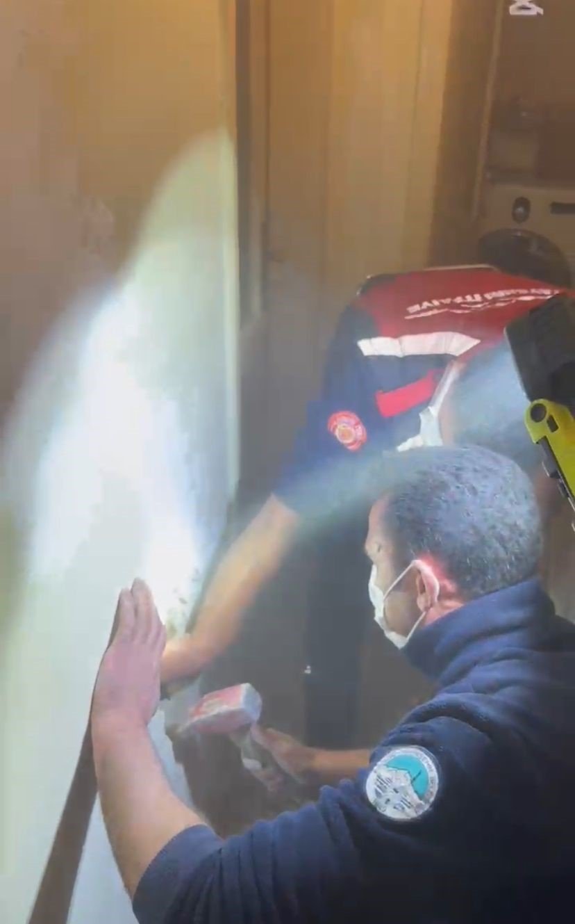 Kayseri’de Bacada Sıkışan Kedi Enkaz Altı Görüntüleme Cihazı İle Kurtarıldı