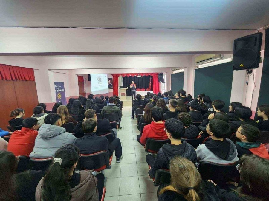 Mersin’de Jandarmadan Öğrencilere ’siber Farkındalık’ Eğitimi