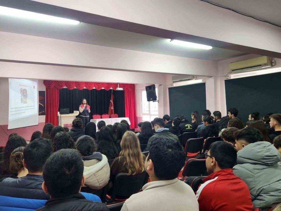 Mersin’de Jandarmadan Öğrencilere ’siber Farkındalık’ Eğitimi