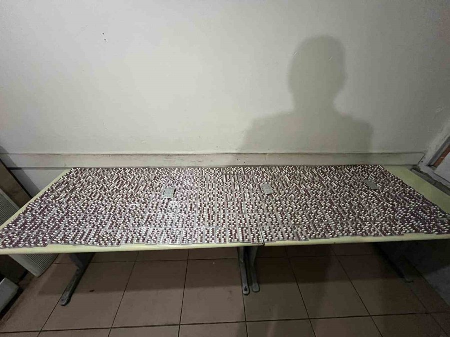 Takibe Alınan Araçtan 4 Binden Fazla Uyuşturucu Hap Çıktı