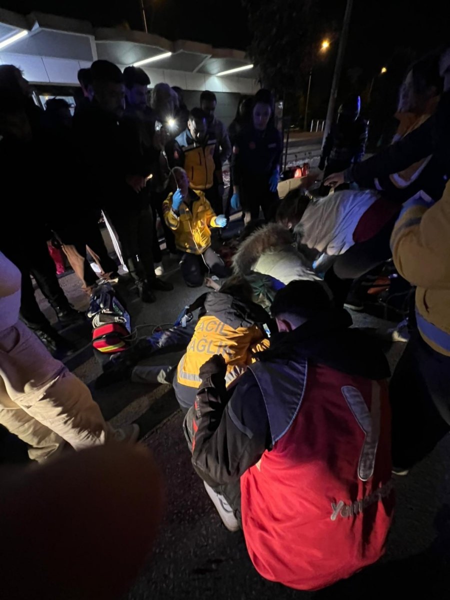 Yolun Karşısına Geçmek İsteyen Yayaya Önce Motosiklet, Ardından Araç Çarptı