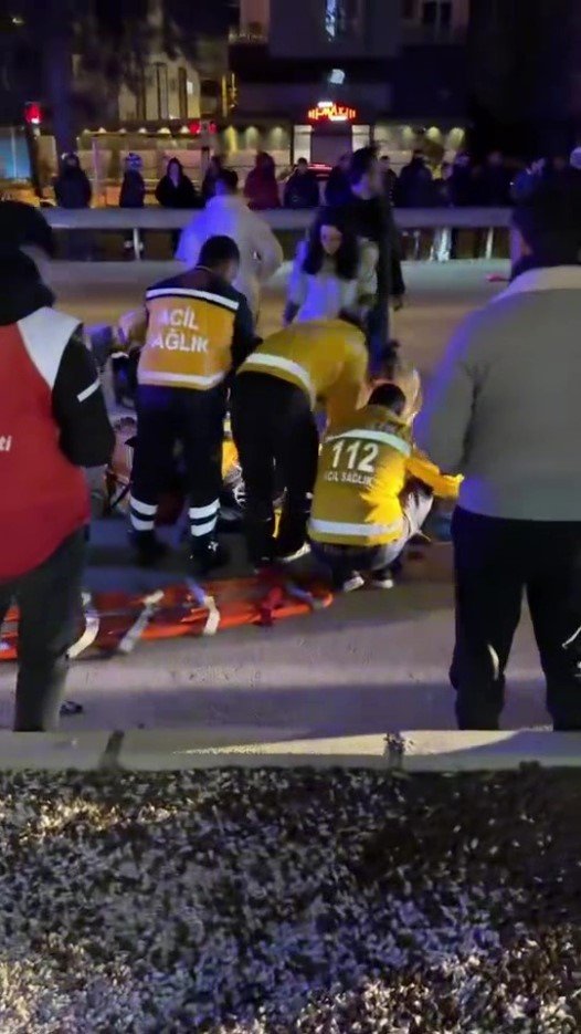 Yolun Karşısına Geçmek İsteyen Yayaya Önce Motosiklet, Ardından Araç Çarptı