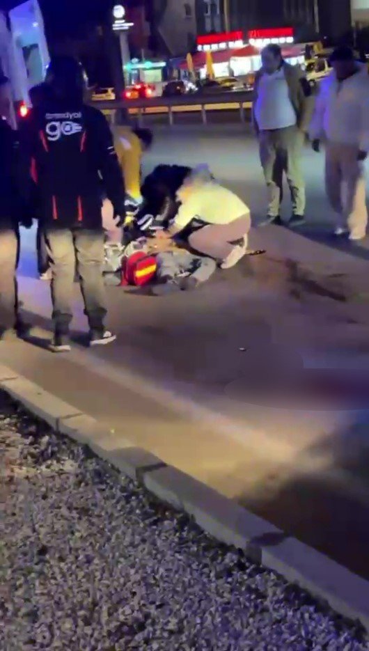 Yolun Karşısına Geçmek İsteyen Yayaya Önce Motosiklet, Ardından Araç Çarptı