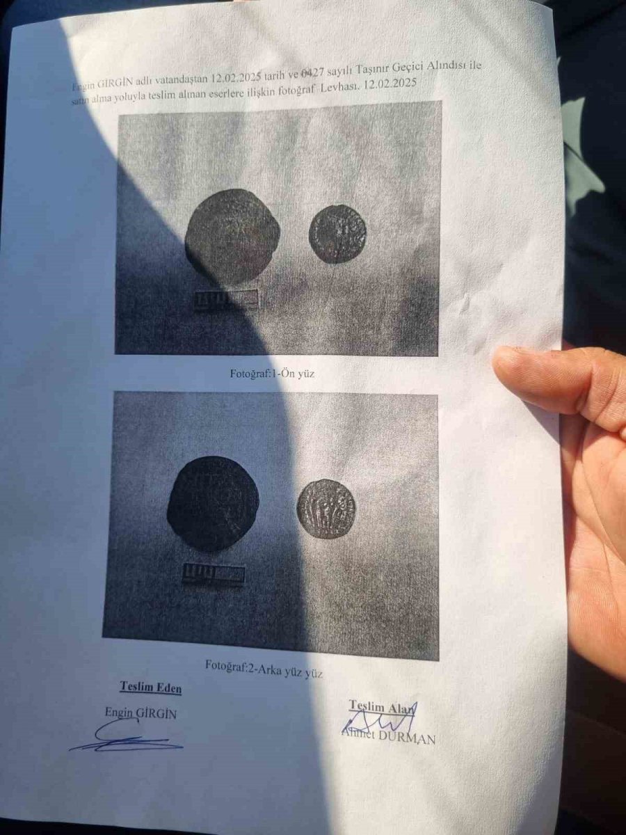 Lise Öğrencisi Piknikte Bulduğu 2 Bronz Sikkeyi Müzeye Teslim Etti