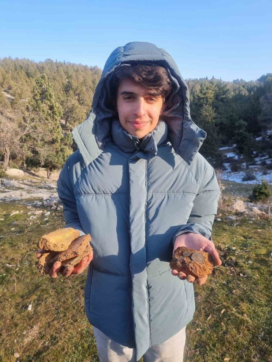 Lise Öğrencisi Piknikte Bulduğu 2 Bronz Sikkeyi Müzeye Teslim Etti