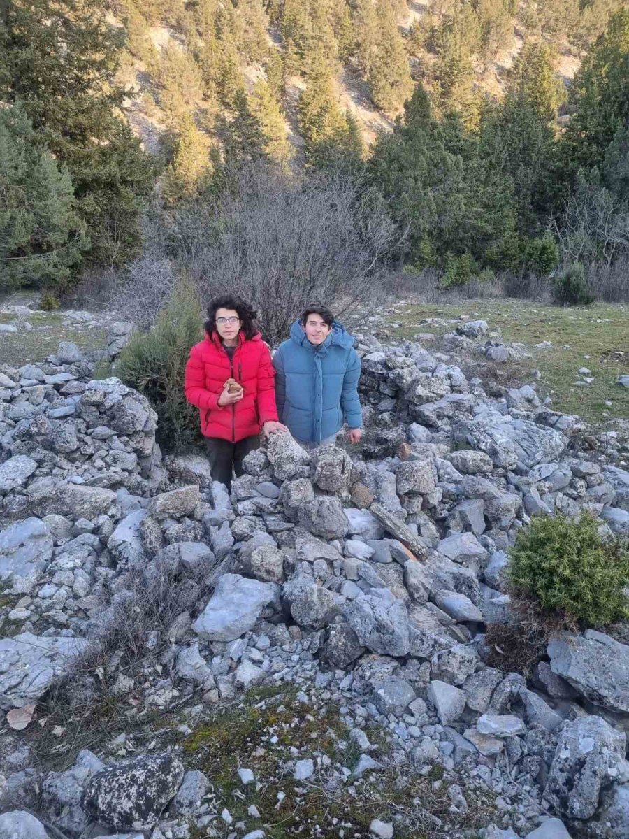 Lise Öğrencisi Piknikte Bulduğu 2 Bronz Sikkeyi Müzeye Teslim Etti