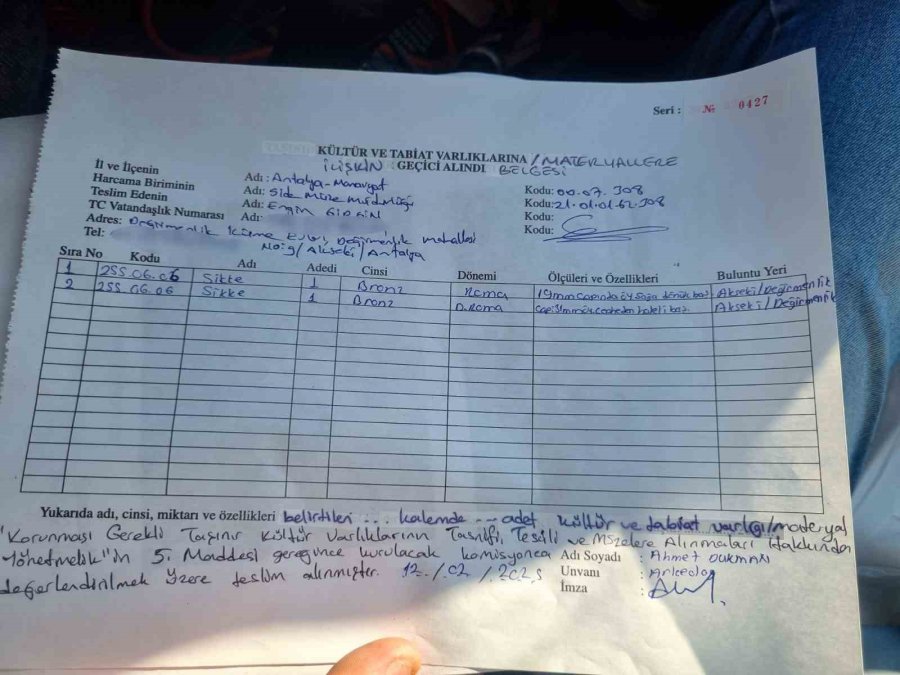 Lise Öğrencisi Piknikte Bulduğu 2 Bronz Sikkeyi Müzeye Teslim Etti