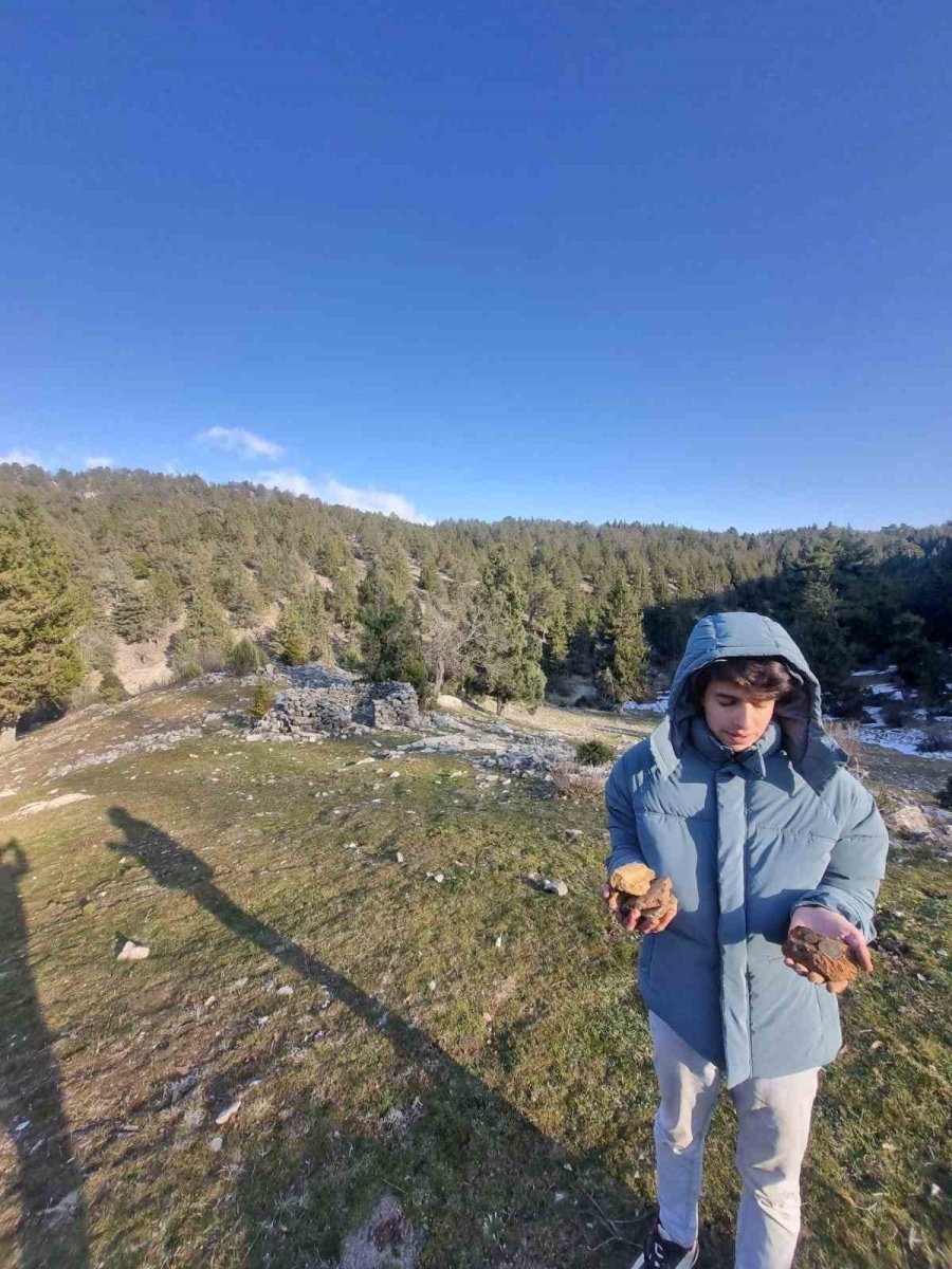 Lise Öğrencisi Piknikte Bulduğu 2 Bronz Sikkeyi Müzeye Teslim Etti