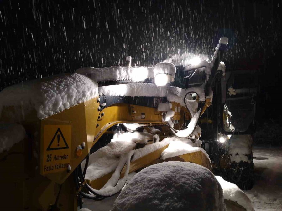 Büyükşehir, Kardan Kapanan 91 Mahalle Yolunu Ulaşıma Açtı