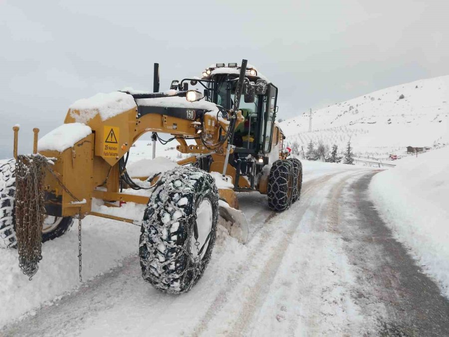 Büyükşehir, Kardan Kapanan 91 Mahalle Yolunu Ulaşıma Açtı